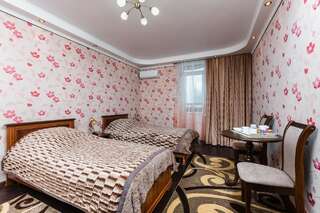 Отель naDobu Hotel Roshe Киев Двухместный номер с 2 отдельными кроватями и собственной ванной комнатой за пределами номера-3
